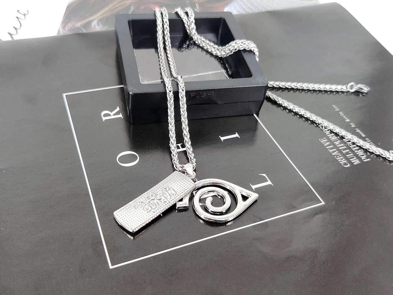 Collier Naruto Uzumaki Konoha Porté