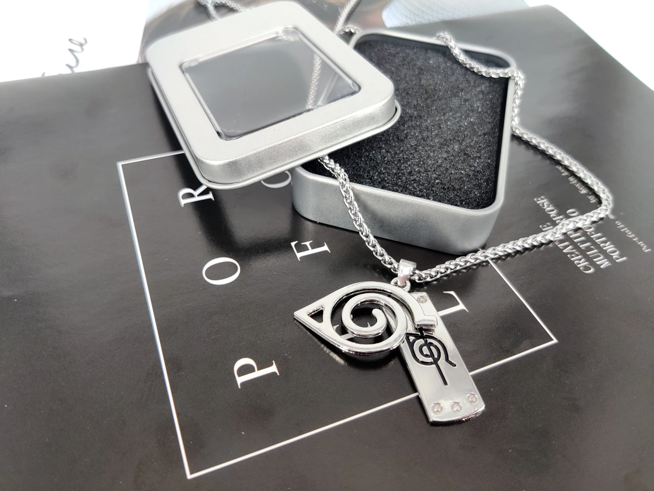 Collier Naruto Uzumaki Konoha avec fond