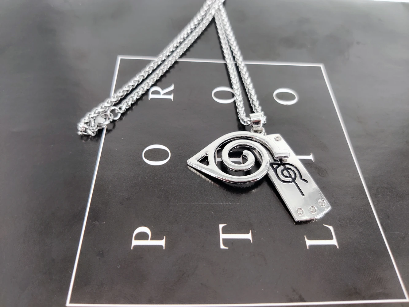 Collier Naruto Uzumaki Konoha Détail arrière