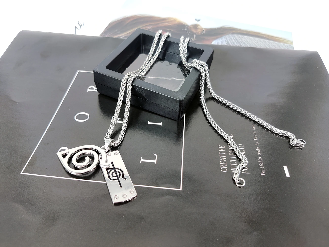 Collier Naruto Uzumaki Konoha Détail du symbole