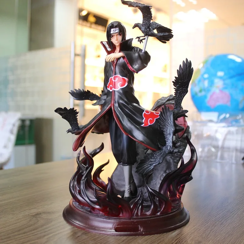 Vue de profil de la Figurine Itachi Uchiwa